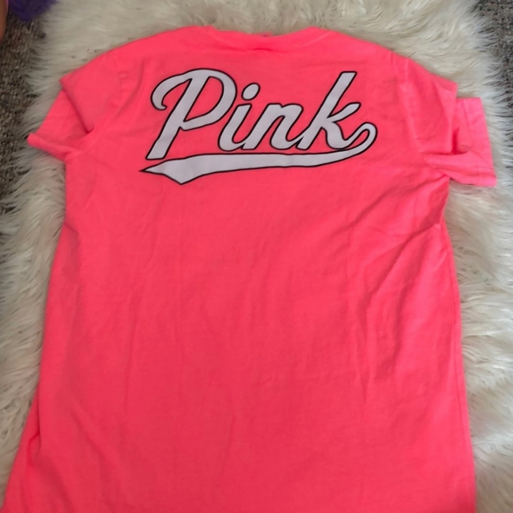 Pink v.s tee.